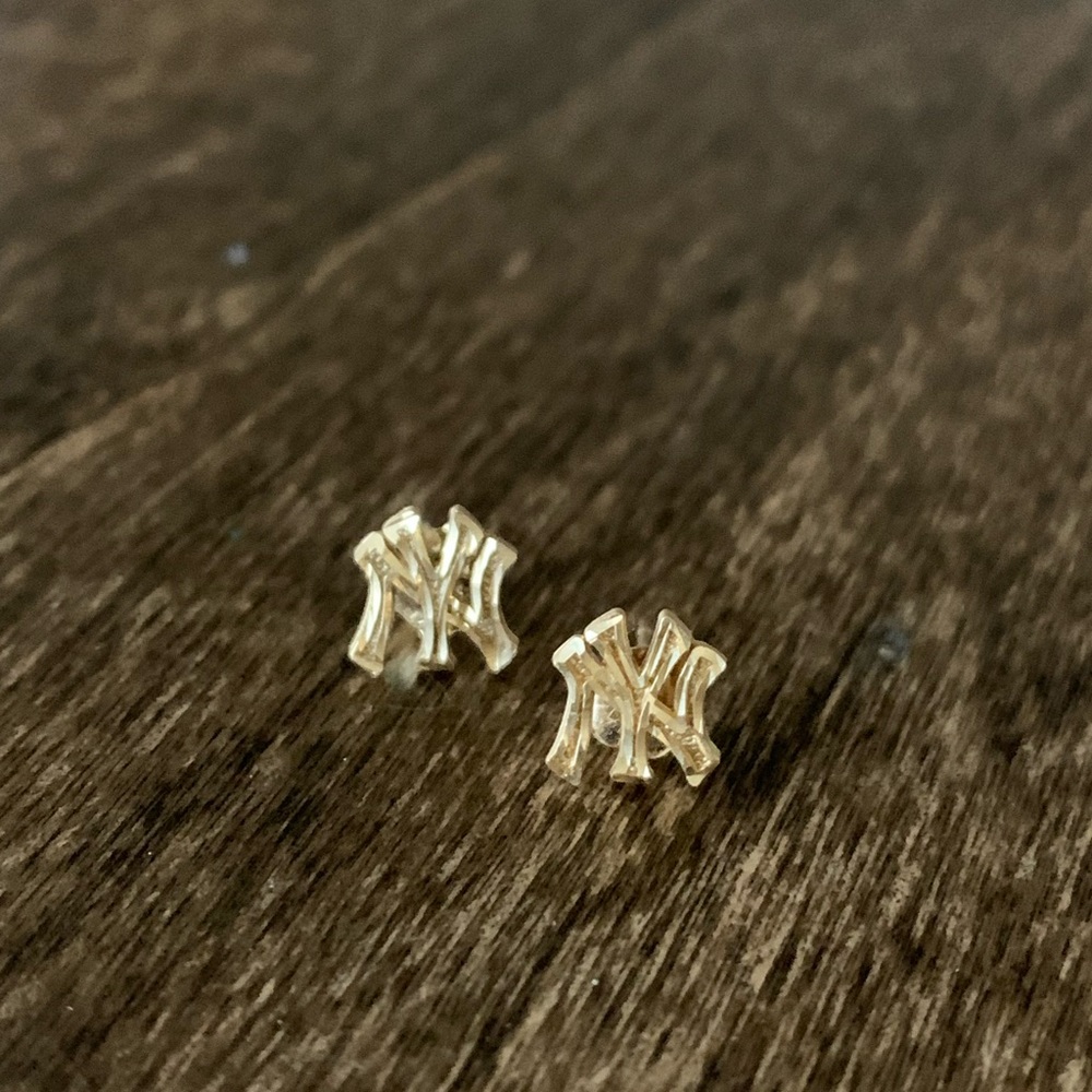 NY Yankees Gold Studs